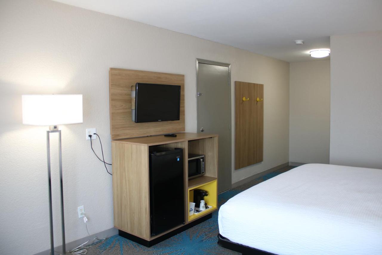 Days Inn By Wyndham Waco University Area Exterior photo