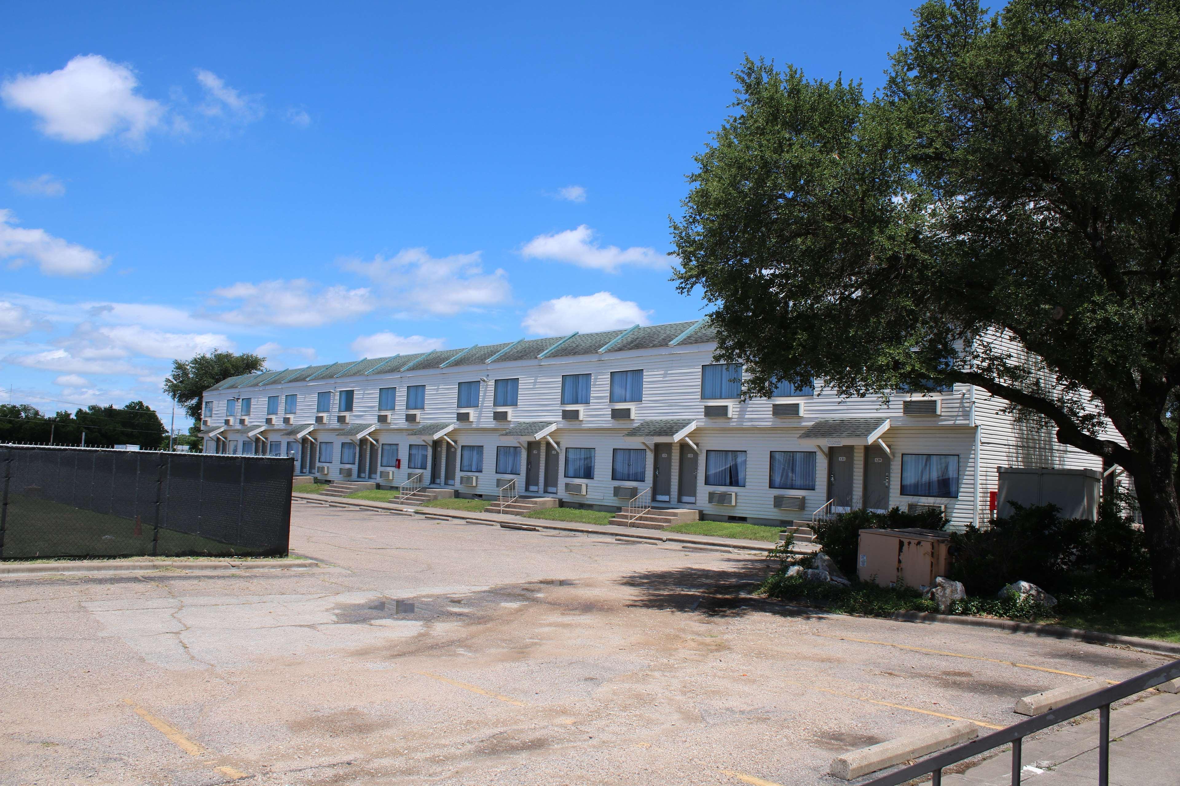Days Inn By Wyndham Waco University Area Exterior photo