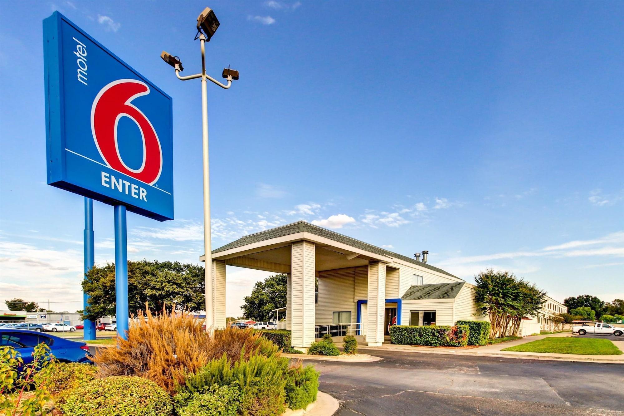 Days Inn By Wyndham Waco University Area Exterior photo